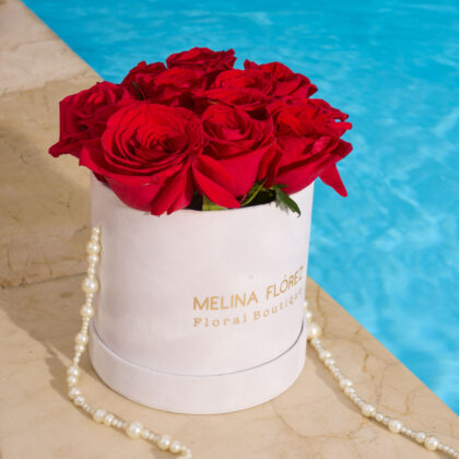 Our little classic! The perfect combination of red roses and a small white box with pearl strap.