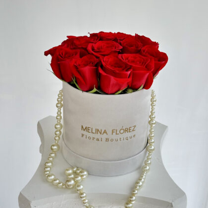 Our little classic! The perfect combination of red roses and a small white box with pearl strap.