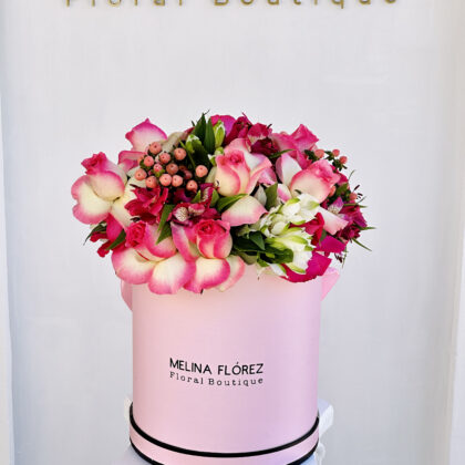 The perfect box that will carry the name of your loved one! Roses in pink tones, white and pink astromelias with small touches of ornamentation in pink tones. *Its size is medium large
