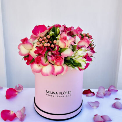 The perfect box that will carry the name of your loved one! Roses in pink tones, white and pink astromelias with small touches of ornamentation in pink tones. *Its size is medium large