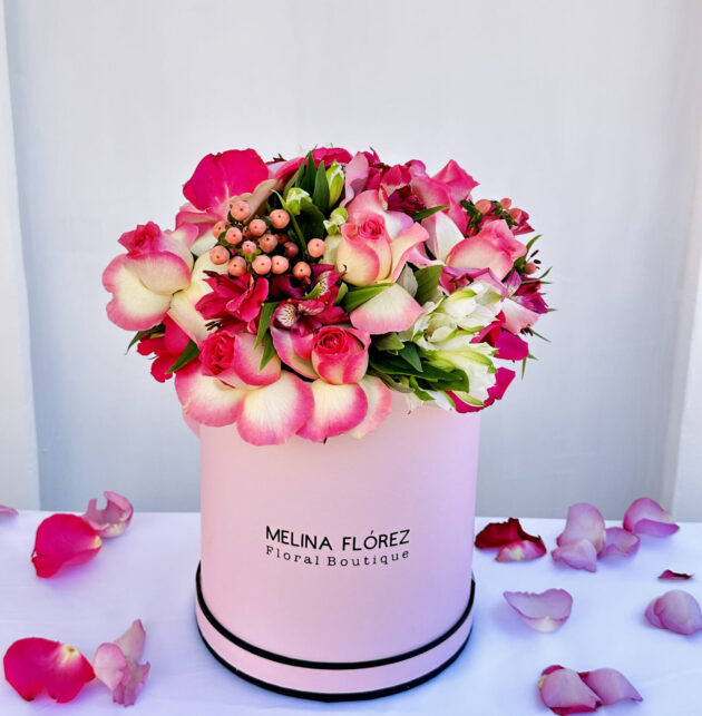 The perfect box that will carry the name of your loved one! Roses in pink tones, white and pink astromelias with small touches of ornamentation in pink tones. *Its size is medium large